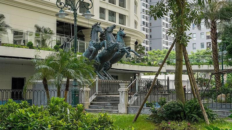 Cây xanh phủ kín, bao quanh các tòa nhà của dự án Sunshine Garden mang đến môi trường sống trong lành.