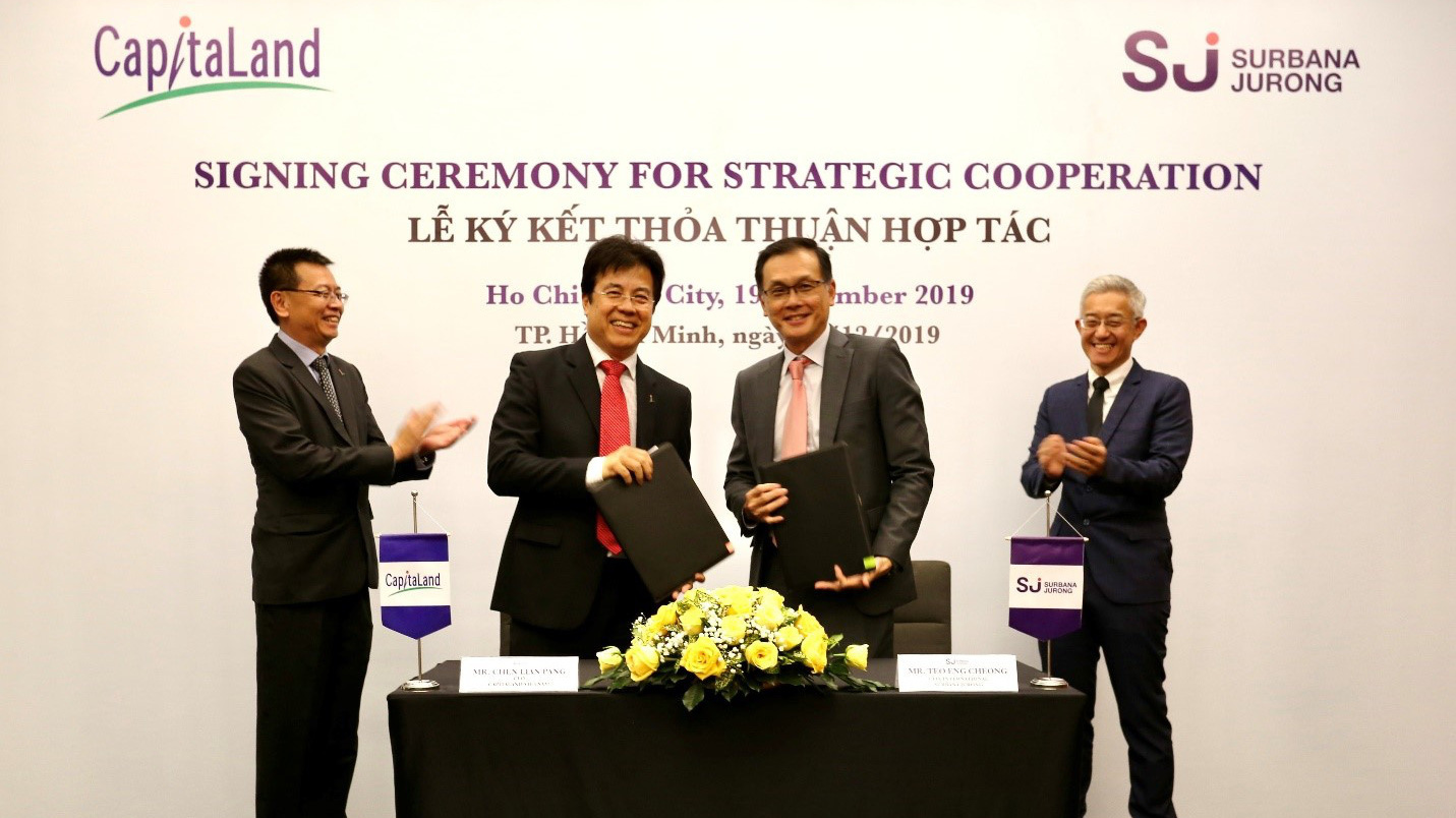 Ông Chen Lian Pang, Tổng giám đốc CapitaLand Việt Nam (trái) và ông Teo Eng Cheong, Tổng Giám đốc Quốc tế Surbana Jurong (phải) trong buổi ký kết thỏa thuận hợp tác về phát triển giải pháp cho các đô thị thông minh bền vững tại Việt Nam.