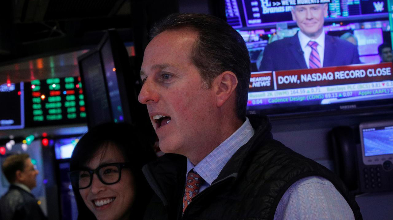 Các nhà giao dịch cổ phiếu trên sàn NYSE ở New York, Mỹ - Ảnh: Reuters.