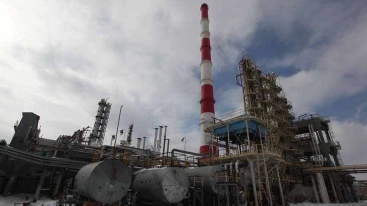 Một nhà máy lọc dầu của tập đoàn dầu lửa quốc doanh Nga Rosneft - Ảnh: Getty/CNBC.