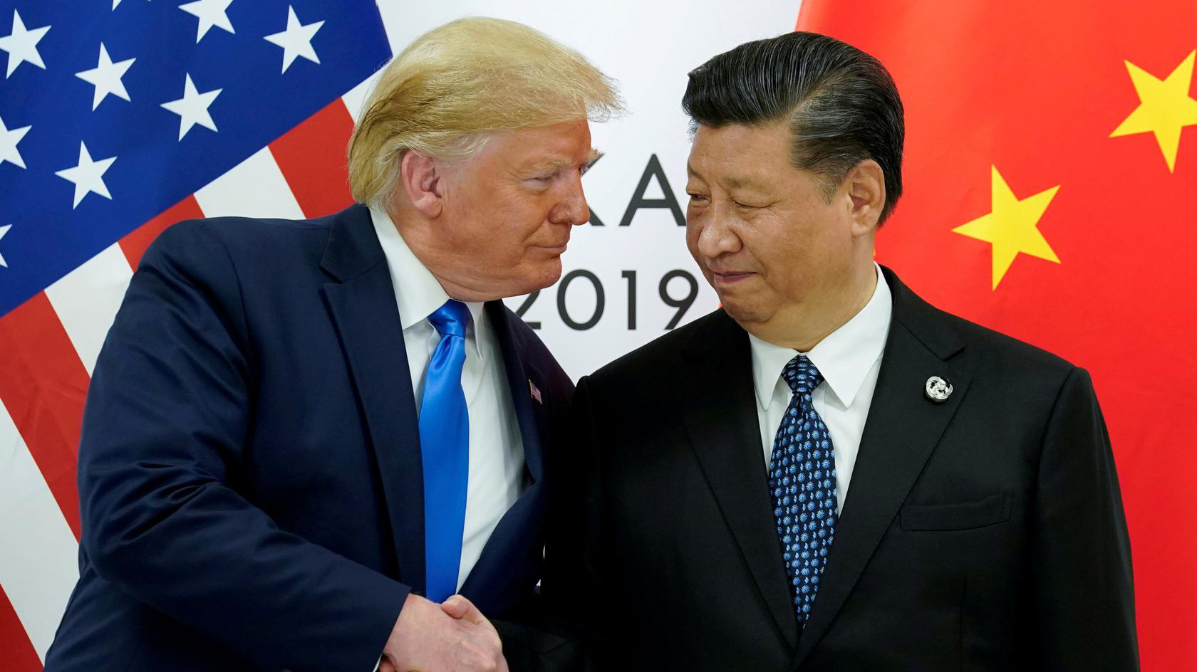 Tổng thống Mỹ Donald Trump (trái) và Chủ tịch Trung Quốc Tập Cận Bình trong cuộc gặp ở Osaka, Nhật Bản, tháng 6/2019 - Ảnh: Reuters.