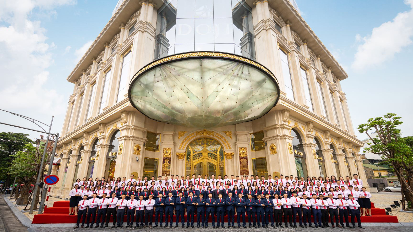 Cán bộ nhân viên Tập đoàn Vàng bạc Đá quý DOJI.