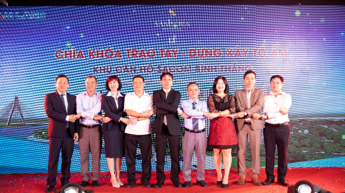 Các lãnh đạo địa phương, đối tác chụp ảnh lưu niệm cùng Ban lãnh đạo Samland đánh dấu chặng đường thành công của dự án Samsora Riverside.