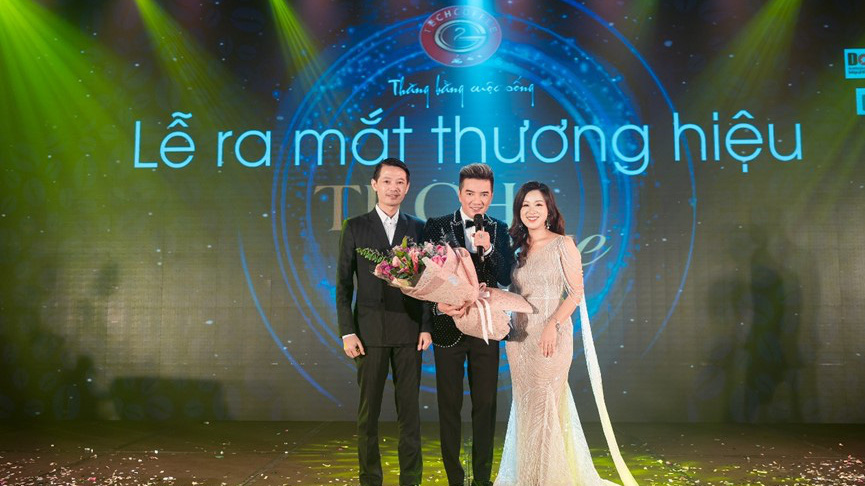 Đàm Vĩnh Hưng gửi lời chúc thương hiệu Tech Coffee vươn tầm thế giới tới doanh nhân Phạm Hữu Tuấn và phu nhân là chị Trần Thị Giáng Thu - Tổng giám đốc công ty Tech Coffee.