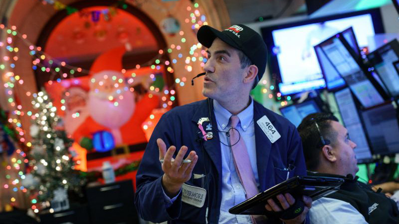 Các nhà giao dịch cổ phiếu trên sàn NYSE ở New York, Mỹ - Ảnh: Reuters.