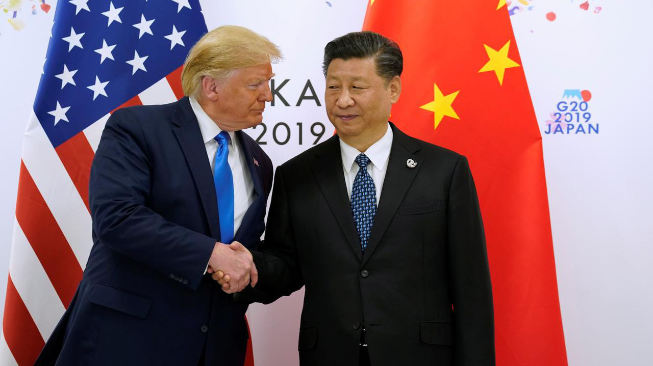 Tổng thống Mỹ Donald Trump (trái) và Chủ tịch Trung Quốc Tập Cận Bình trong cuộc gặp ở Nhật Bản, thang 6/2019 - Ảnh: Reuters.