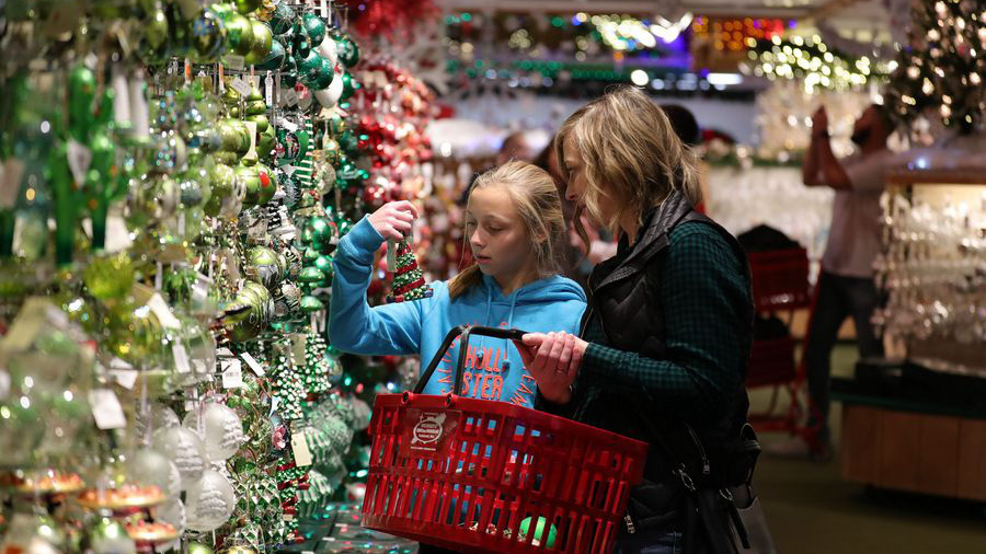 Người Mỹ mạnh tay chi tiêu trong mùa mua sắm cuối năm - Ảnh: Tân Hoa Xã.