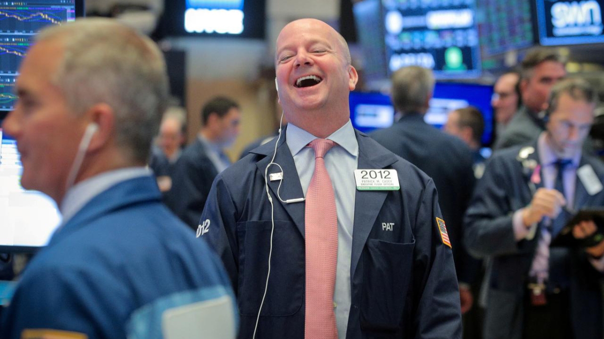 Các nhà giao dịch cổ phiếu trên sàn NYSE ở New York, Mỹ - Ảnh: Reuters.