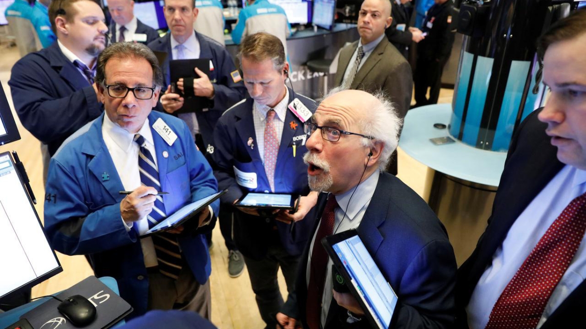 Các nhà giao dịch cổ phiếu trên sàn NYSE ở New York, Mỹ - Ảnh: Reuters.