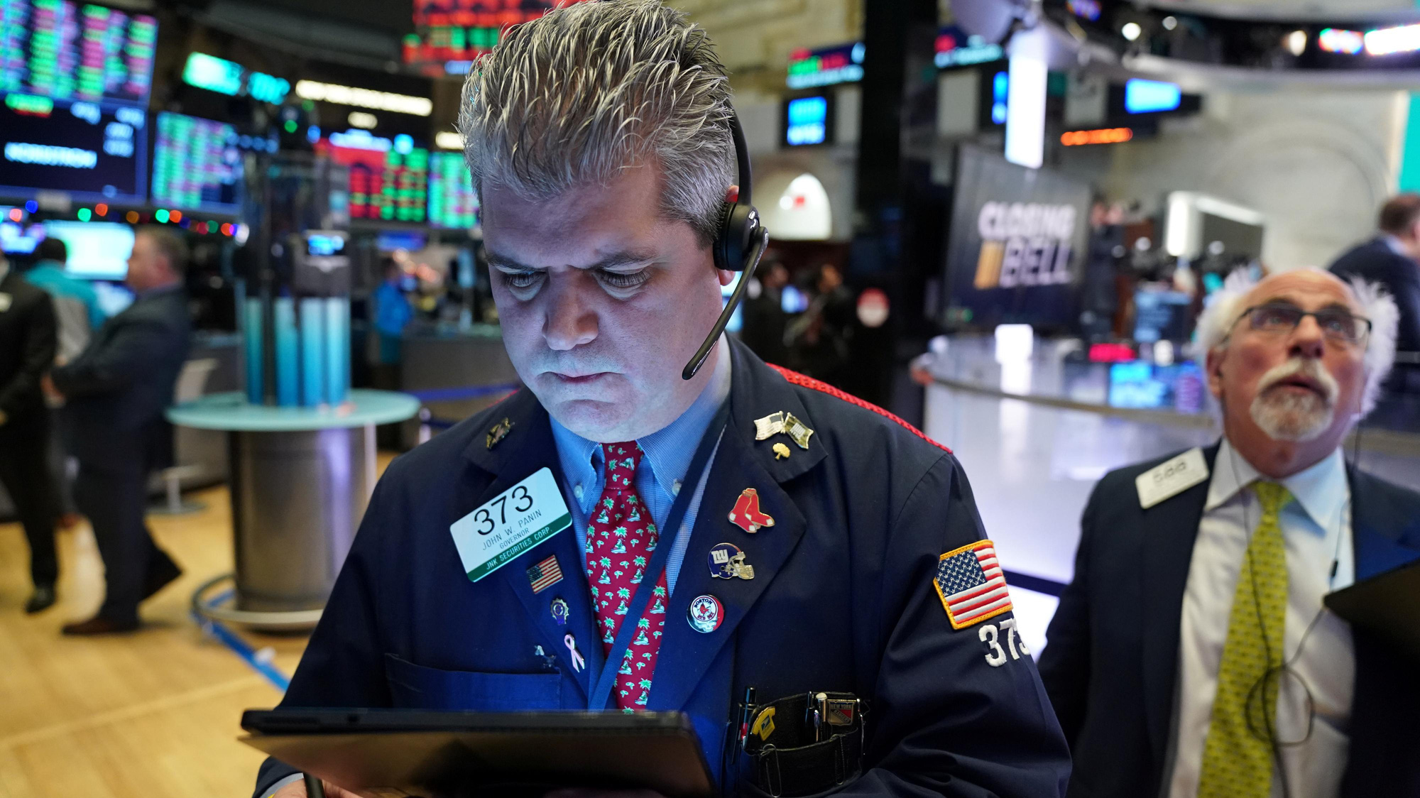 Các nhà giao dịch cổ phiếu trên sàn NYSE ở New York, Mỹ - Ảnh: Reuters.