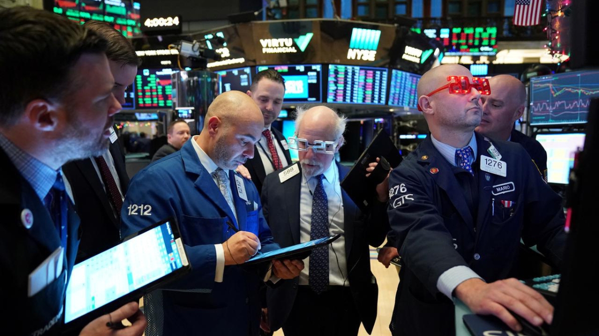 Các nhà giao dịch cổ phiếu trên sàn NYSE ở New York, Mỹ phiên ngày 31/12/2019 - Ảnh: Reuters.