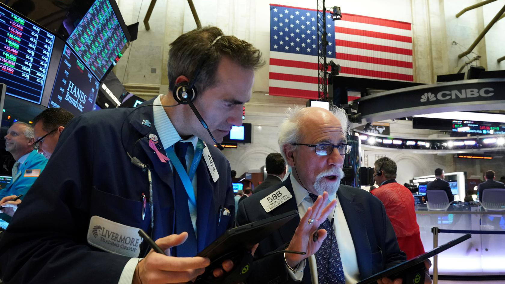 Các nhà giao dịch cổ phiếu trên sàn NYSE ở New York, Mỹ - Ảnh: Reuters.