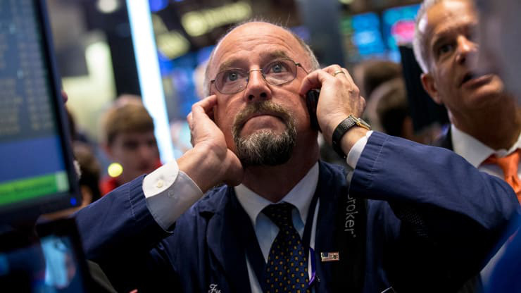 Các nhà giao dịch cổ phiếu trên sàn NYSE ở New York, Mỹ - Ảnh: Getty/CNBC.