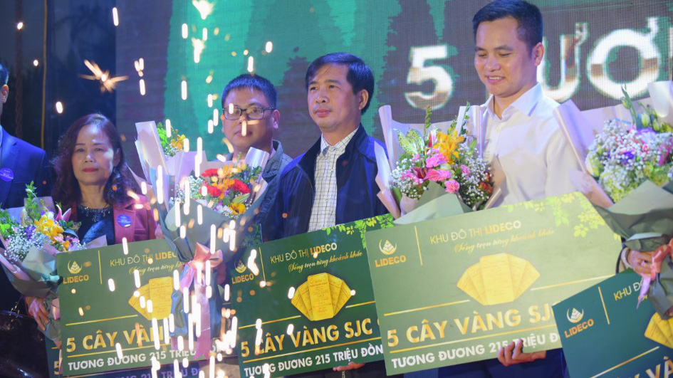 Trao quà cho khách hàng giao dịch thành công ngay tại sự kiện.