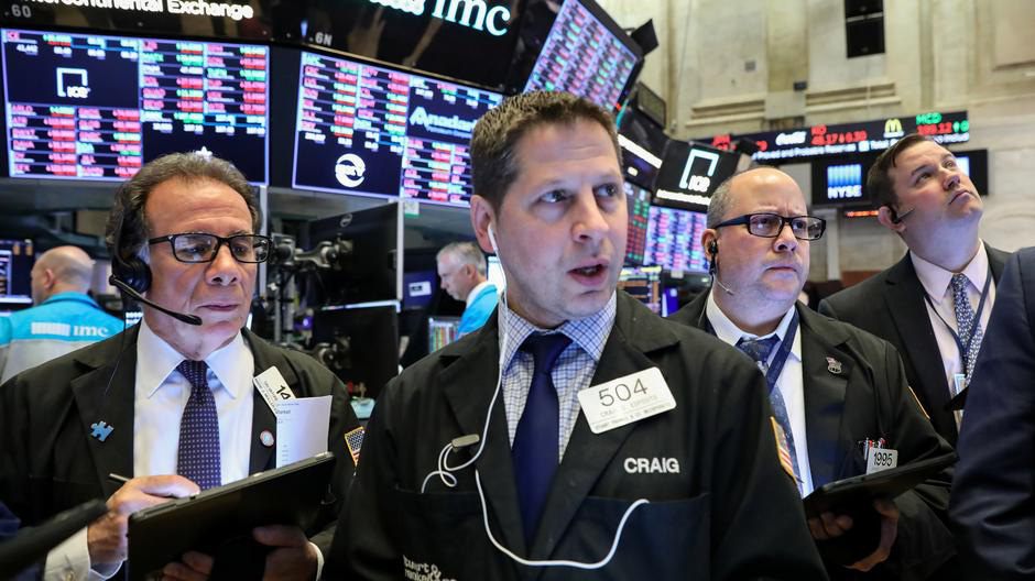 Các nhà giao dịch cổ phiếu trên sàn NYSE ở New York, Mỹ - Ảnh: Reuters.