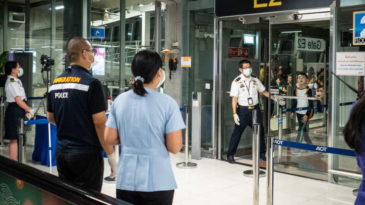 Kiểm tra y tế đối với các hành khách đến từ Vũ Hán tại sân bay quốc tế Savarnabumi ở Bangkok, Thái Lan, ngày 8/1 - Ảnh: Getty/CNBC.