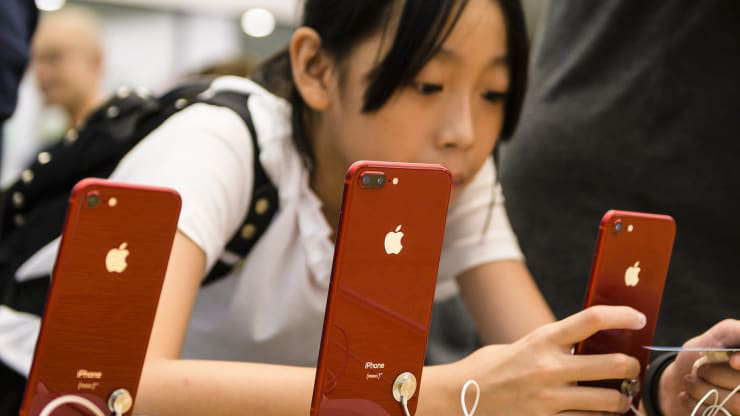 Du khách Trung Quốc đại lục thăm một cửa hiệu Apple Store ở Hồng Kông - Ảnh: Getty/CNBC.