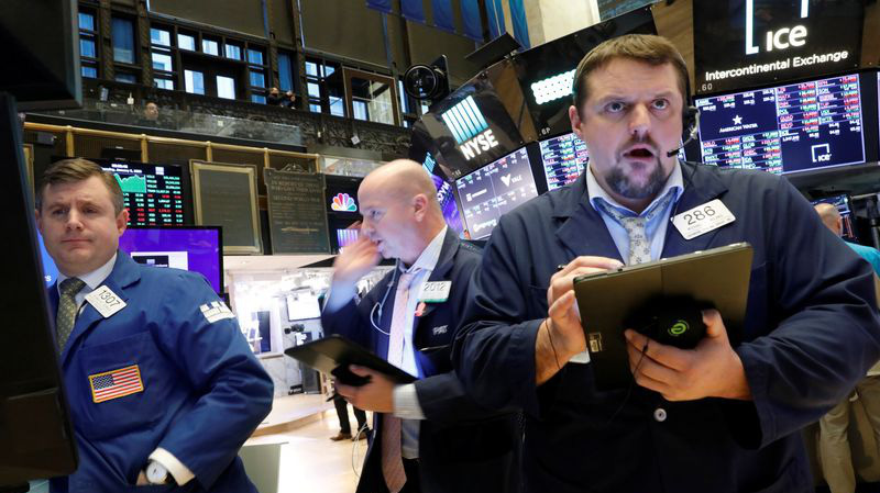 Các nhà giao dịch cổ phiếu trên sàn NYSE ở New York, Mỹ - Ảnh: Reuters.