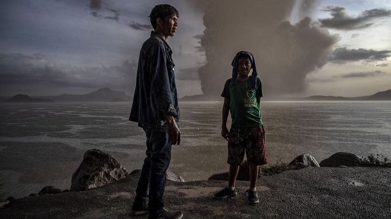 Người dân Philippines ở gần khu vực núi lửa Taal phun trào, ngày 12/1 - Ảnh: Getty/Bloomberg.