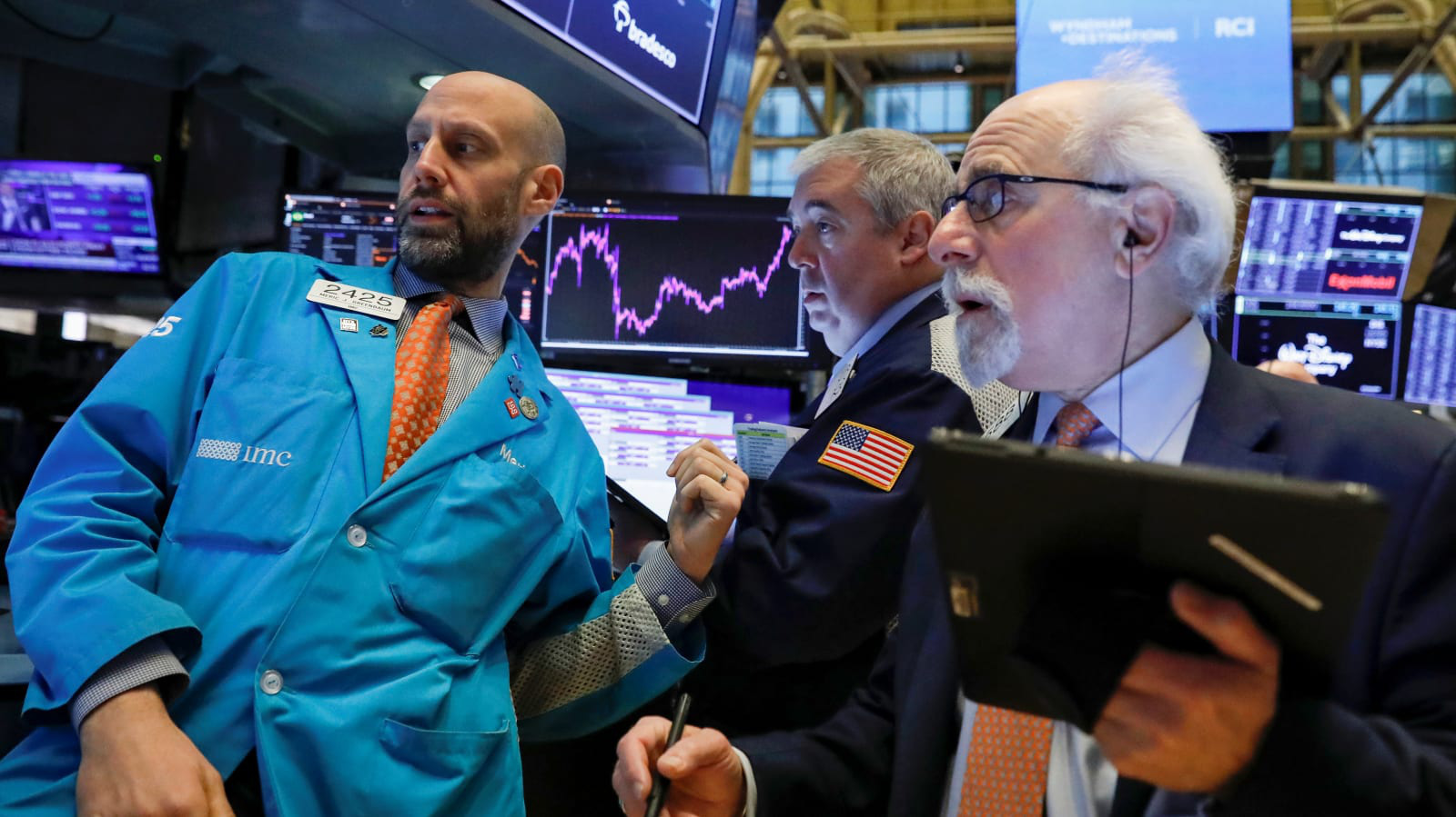 Các nhà giao dịch cổ phiếu trên sàn NYSE ở New York, Mỹ - Ảnh: Reuters.