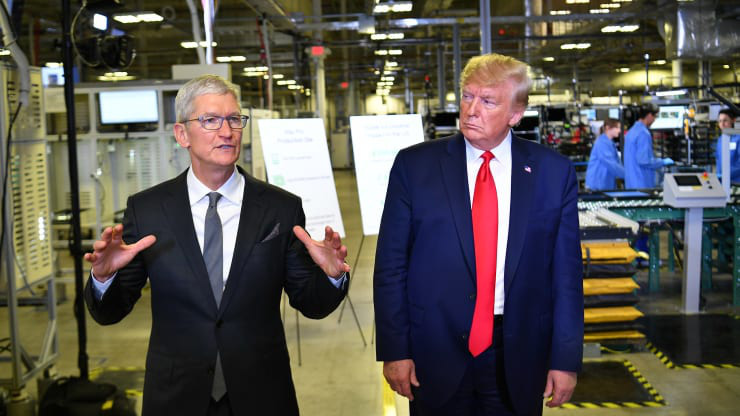 CEO Tim Cook của Apple (trái) và Tổng thống Mỹ Donald Trump khi ông Trump tới thăm cơ sở lắp ráp máy tính Mac Pro của Apple ở Texas, Mỹ  hôm 20/11/2019 - Ảnh: Getty/CNBC.
