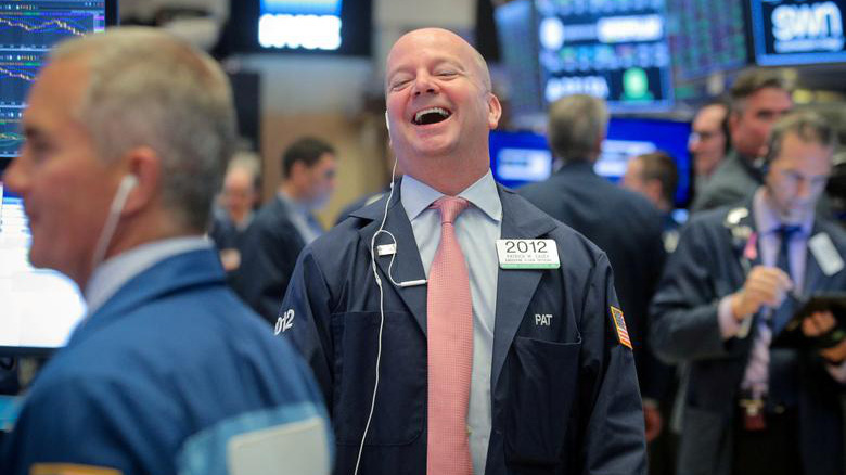 Các nhà giao dịch cổ phiếu trên sàn NYSE ở New York, Mỹ - Ảnh: Reuters.