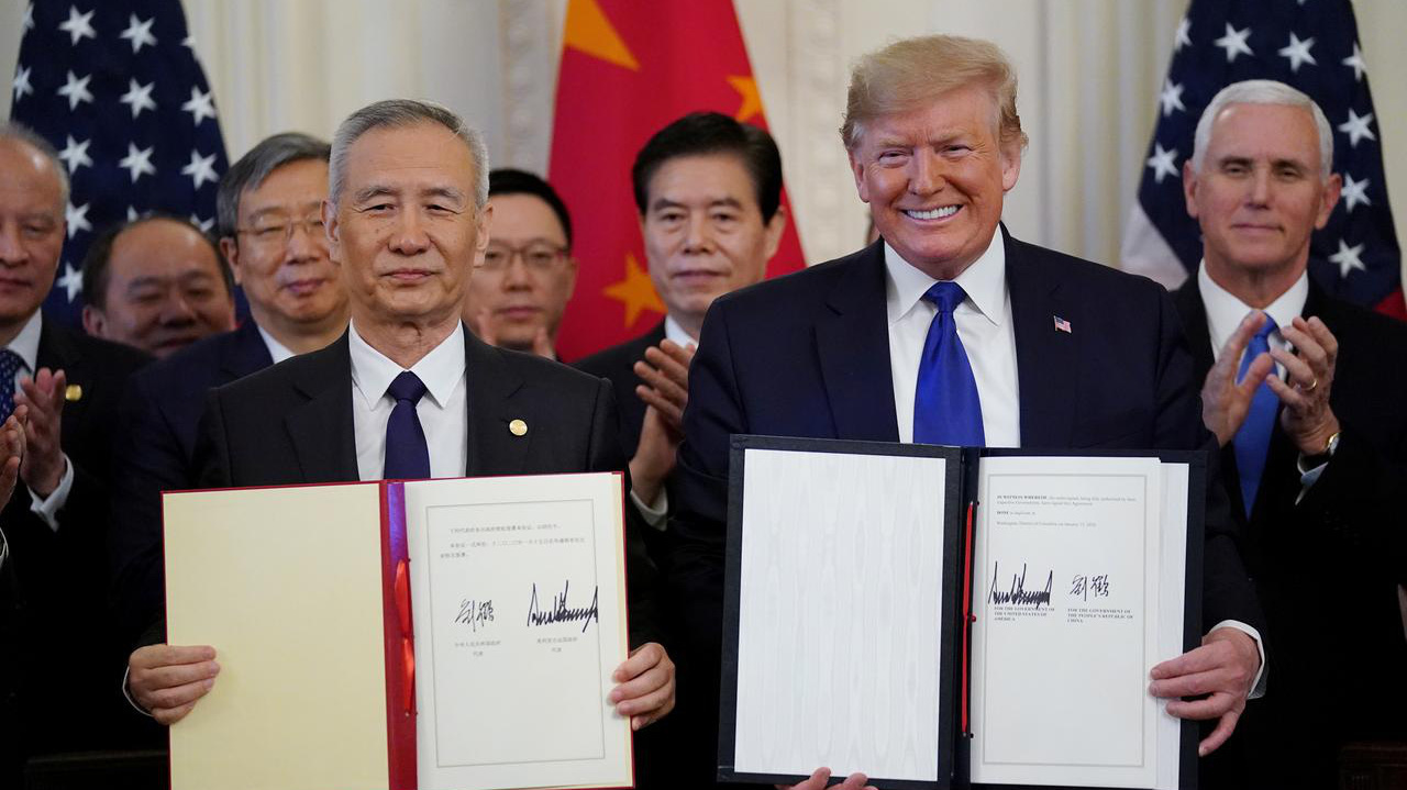 Phó thủ tướng Trung Quốc Lưu Hạc (trái) và Tổng thống Mỹ Donald Trump (phải) ký thỏa thuận thương mại giai đoạn 1 giữa hai nước tại Nhà Trắng ngày 15/1/2020 - Ảnh: Reuters.