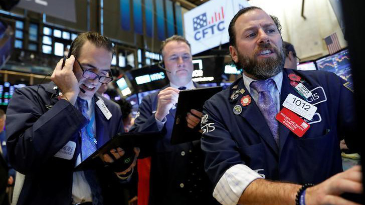 Các nhà giao dịch cổ phiếu trên sàn NYSE ở New York, Mỹ - Ảnh: Reuters.