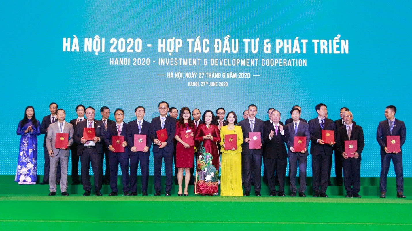 Chủ tịch Tập đoàn Tân Hoàng Minh (thứ 2 từ trái sang) đón nhận Biên bản ghi nhớ hợp tác đầu tư dự án Thành phố vệ tinh thông minh Xuân Mai Smart City có quy mô 3.072 ha tại Hội nghị "Hà Nội 2020 – Hợp tác Đầu tư và Phát triển".