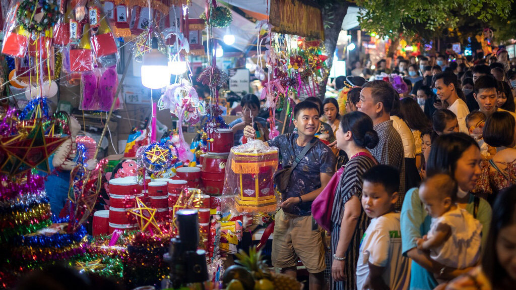 Phố Hàng Mã, Hà Nội trong mùa trung thu 2020 - Ảnh: Getty/NYT.