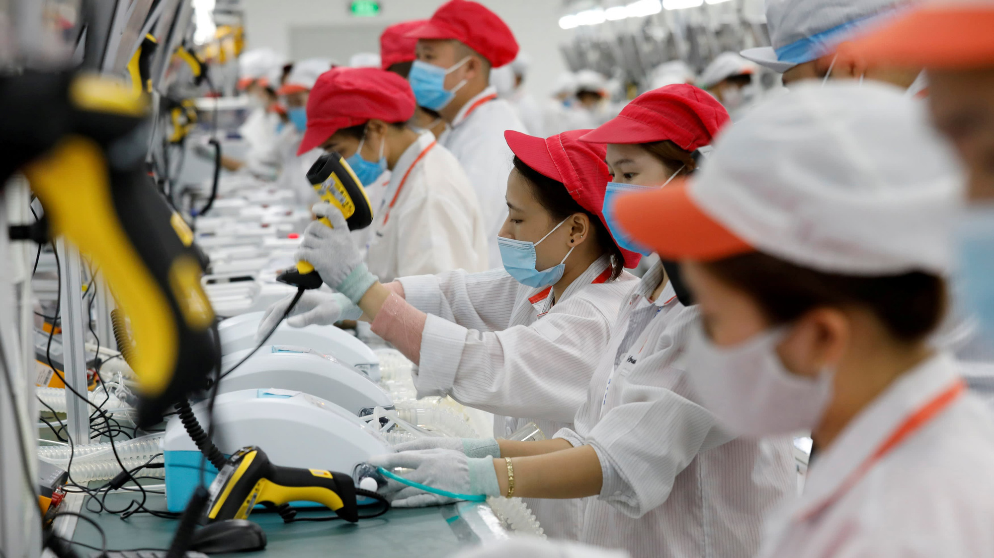 Trong một nhà máy của Vingroup - Ảnh: Reuters/Nikkei.