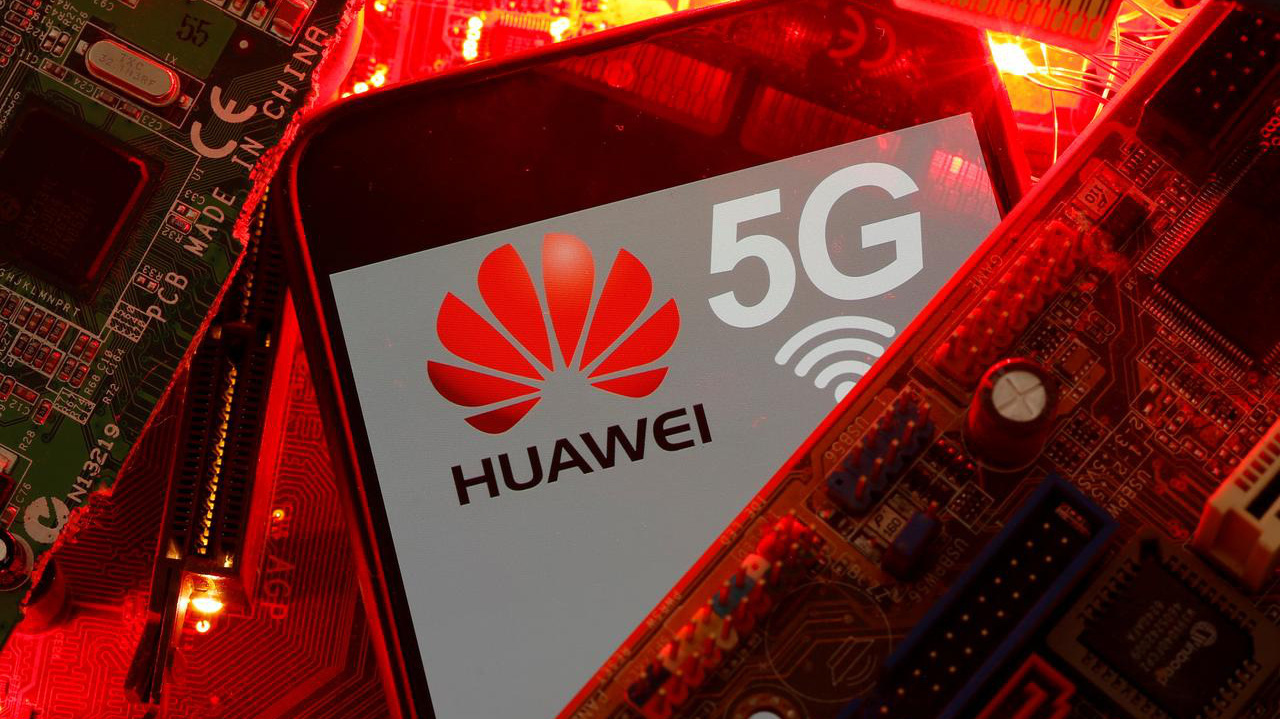 Huawei đang gặp nhiều khó khăn vì lệnh cấm của Mỹ - Ảnh: Reuters.