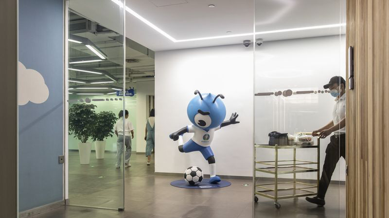 Tượng linh vật hình kiến của Ant Group trong trụ sở công ty ở Hàng Châu, Trung Quốc - Ảnh: Bloomberg.