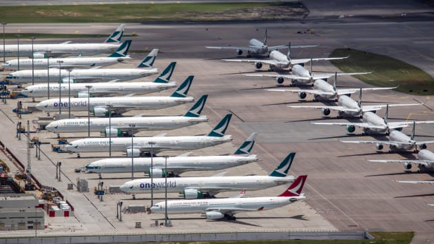 Máy bay của Cathay Pacific ở sân bay quốc tế Hồng Kông hôm 7/8/2020  - Ảnh: Bloomberg.