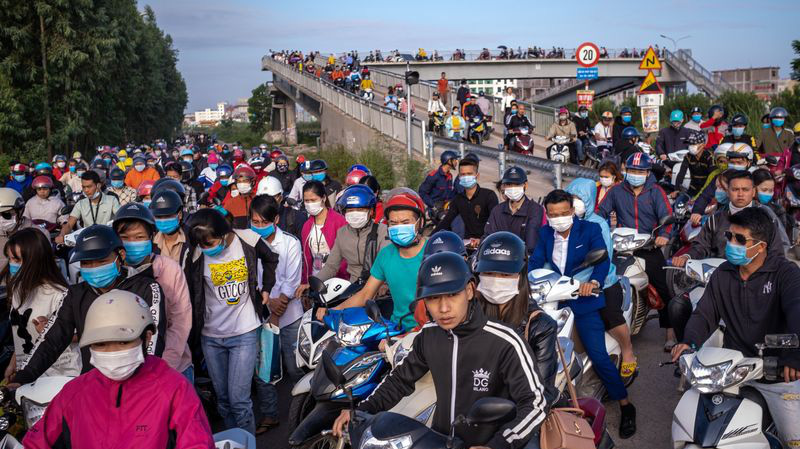 Công nhân tới nhà máy ở khu công nghiệp Vân Trung, Việt Yên, Bắc Giang - Ảnh: Bloomberg.