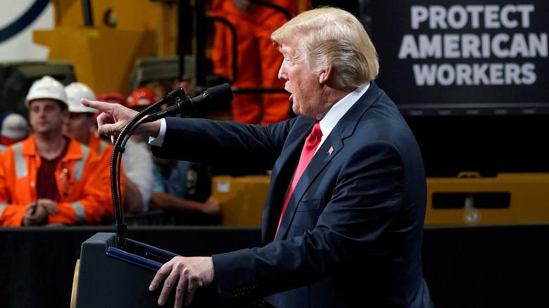 Tổng thống Mỹ Donald Trump trong một chuyến thăm nhà máy thép ở bang Illinois năm 2018 - Ảnh: Reuters.