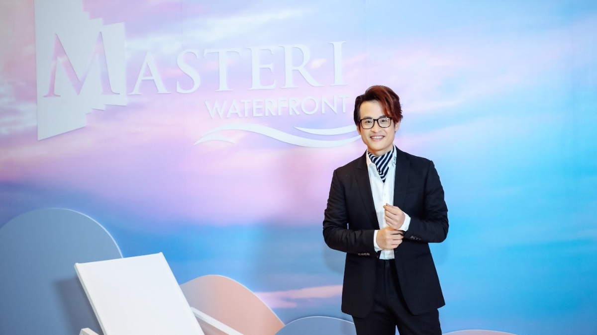Sự kiện ra mắt Masteri Waterfront càng thêm sức hút khi ca sĩ Hà Anh Tuấn xuất hiện trên sân khấu, chính thức được Masterise Homes công bố chọn làm đối tác đồng hành.