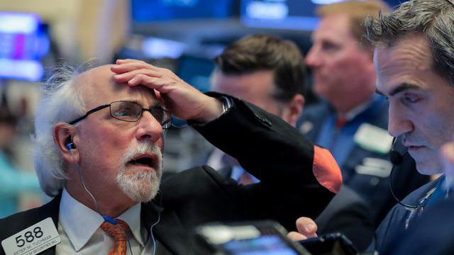 Các nhà giao dịch cổ phiếu trên sàn NYSE ở New York, Mỹ - Ảnh: Reuters.