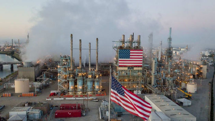 Một nhà máy lọc dầu ở California, Mỹ - Ảnh: Getty/CNBC.