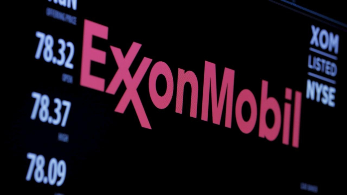 Từ đầu năm đến nay, cổ phiếu Exxon đã mất giá một nửa - Ảnh: Reuters.