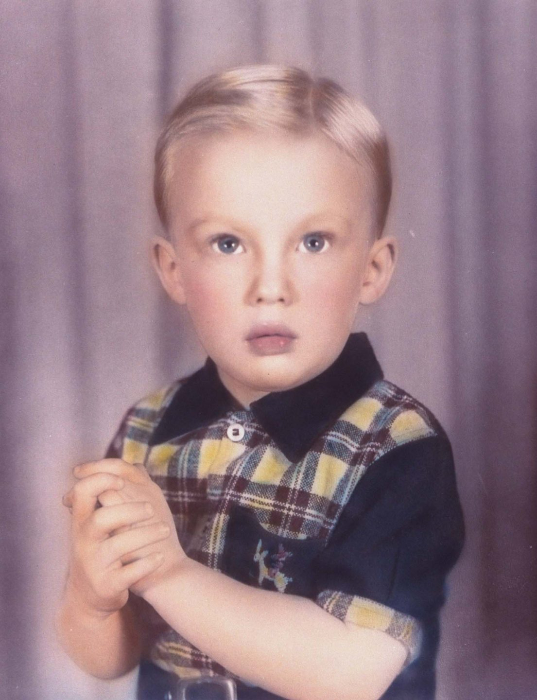 Ông Donald Trump sinh ngày 14/6/1946 tại New York, trong một gia đình có 5 anh chị em. Cha ông, Fred Trump, đã xây dựng đế chế bất động sản vào những năm 1900 qua các dự án xây dựng ở Brooklyn và Queens (New York) và một phần của các bang Pennsylvania, Virginia trong Thế chiến thứ hai. Còn mẹ ông - bà Mary Anne MacLeod - là một người nhập cư từ Scotland. Trong ảnh là ông Trump lúc lên 4 - Ảnh: Time.