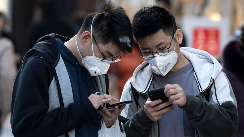 Đeo khẩu trang nghiêm ngặt là một trong những biện pháp chống dịch Covid-19 của Đài Loan - Ảnh: Bloomberg.