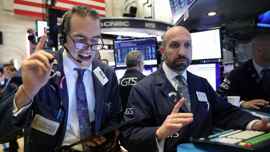 Các nhà giao dịch cổ phiếu trên sàn NYSE ở New York, Mỹ - Ảnh: Reuters.