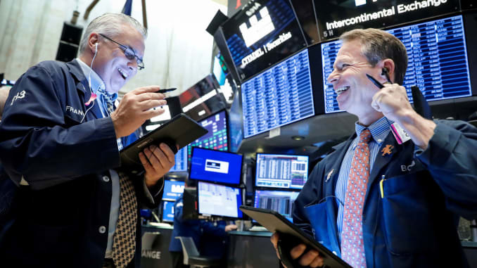 Các nhà giao dịch cổ phiếu trên sàn NYSE ở New York, Mỹ - Ảnh: Reuters.