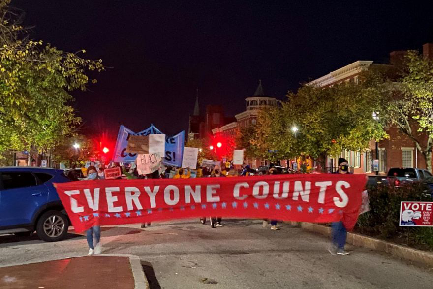 Một nhóm biểu tình trước Tòa nhà Quốc hội Bang Pennsylvania để phản đối những người muốn dừng kiểu phiếu tại bang này ngày 4/11/2020 - Ảnh: Reuters.