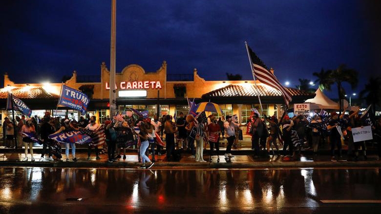 Người ủng hộ ông Trump xuống đường ở Miami, Florida ngày 5/11 - Ảnh: Reuters.