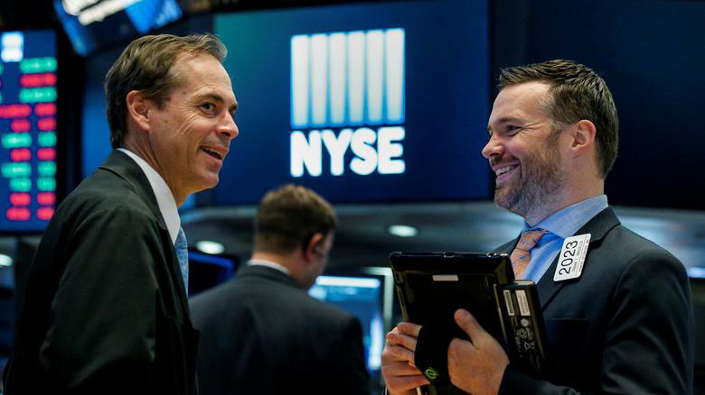 Các nhà giao dịch cổ phiếu trên sàn NYSE ở New York - Ảnh: Reuters.