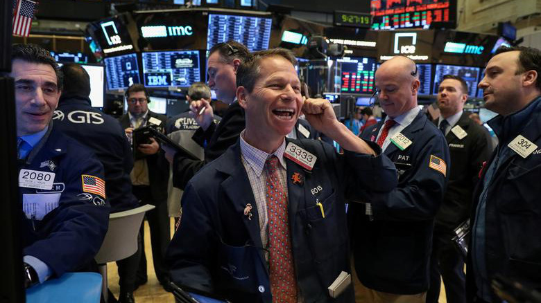 Các nhà giao dịch cổ phiếu trên sàn NYSE ở New York, Mỹ - Ảnh: Reuters.