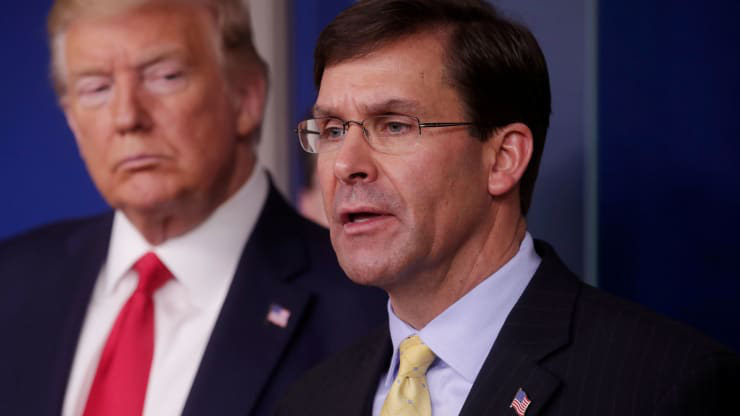 Bộ trưởng Bộ Quốc phòng Mỹ Mark Esper (phải) và Tổng thống Donald Trump trong một cuộc họp báo ở Nhà Trắng, tháng 3/2020 - Ảnh: Reuters.