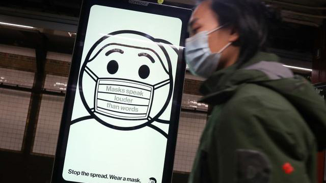 Một biển hiệu trên đường phố New York hôm 14/11 kêu gọi người dân đeo khẩu trang ở nơi công cộng để phòng tránh Covid-19 - Ảnh: Reuters.